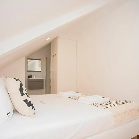 Liiiving In - Secret Grove Mezzanine Apartment *