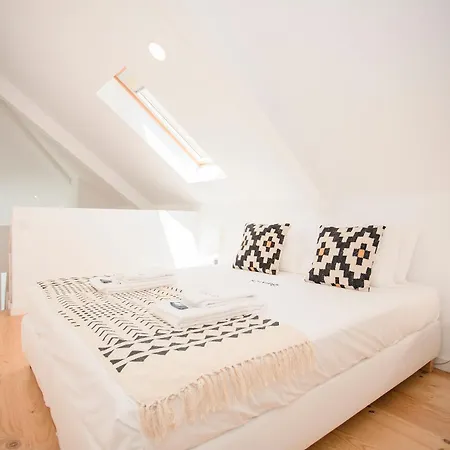 Liiiving In - Secret Grove Mezzanine Apartment Porto
